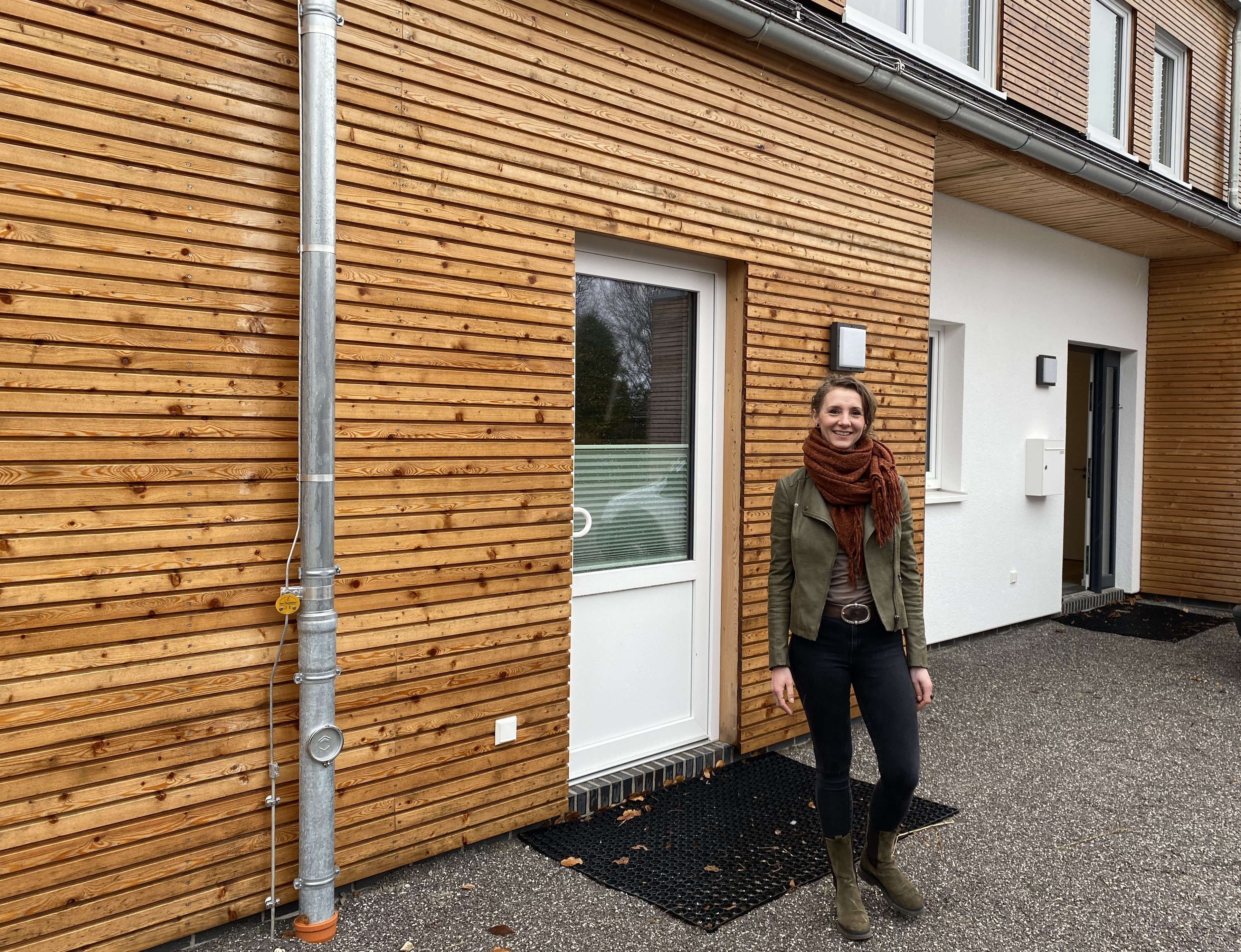 Bereichsleitung Katharina Kruse-Matyl zeigt das neue Haus für die Jungenwohngruppe in Zetel. Foto: Johanne Logemann