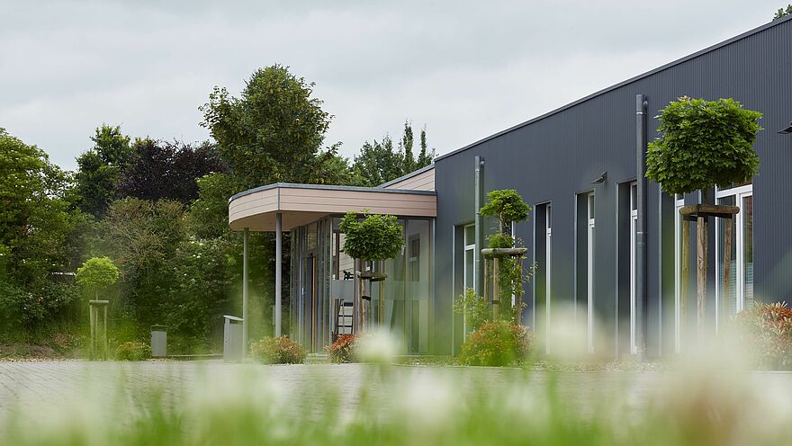 Impressionen Eingangsbereich der Jugendhilfe Collstede in Bockhorn. Im Vordergrund unscharf, Gräser