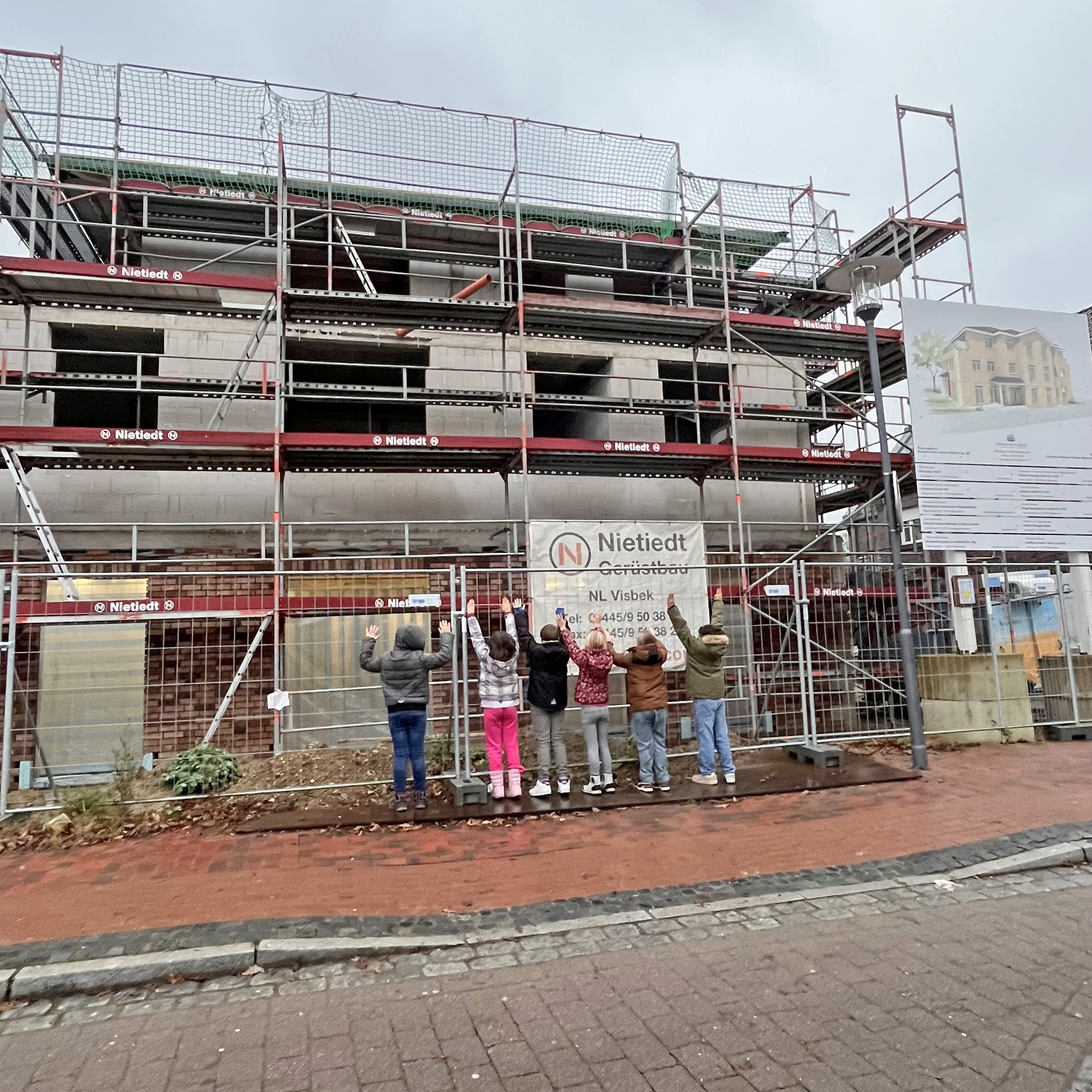 Die Kinder der Tagesgruppe vor dem neuen Gebäude. Foto: Tagesgruppe Wildeshausen