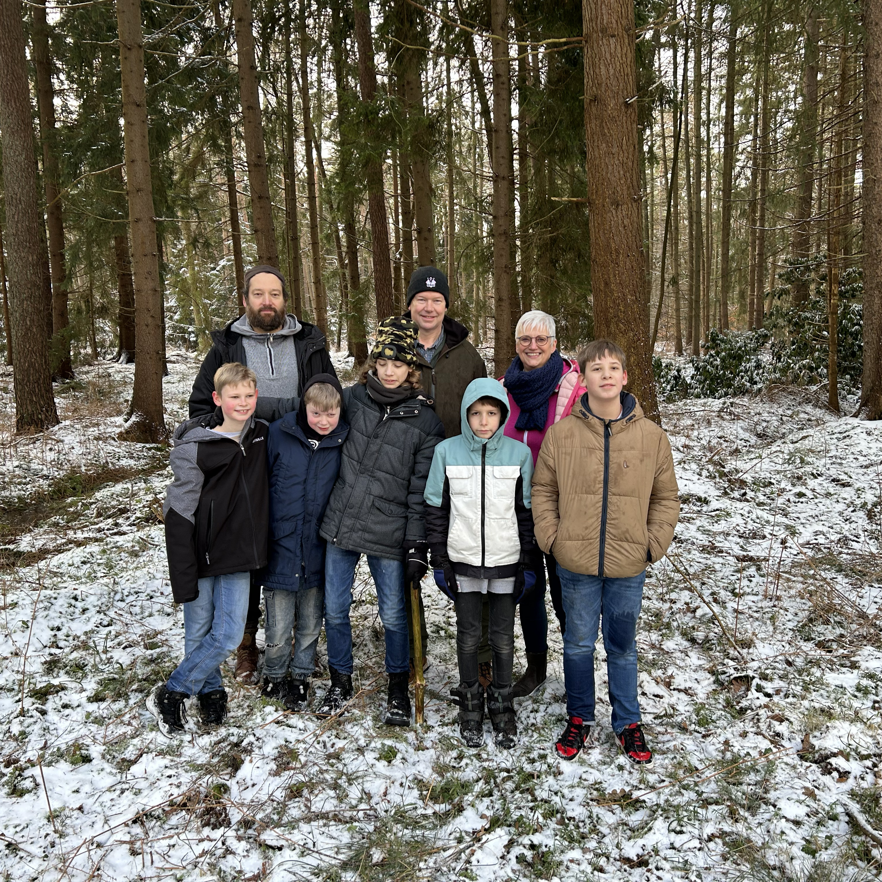 Schulbereichsleiter Oliver Höpe (von links), Landwirt Eckhard Thye  und Schulleitung Gerlind Bredemeyer und die Schüler freuen sich über den außerschulischen Lernort für die Carlo Collodi Schule. Foto: Johanne Logemann