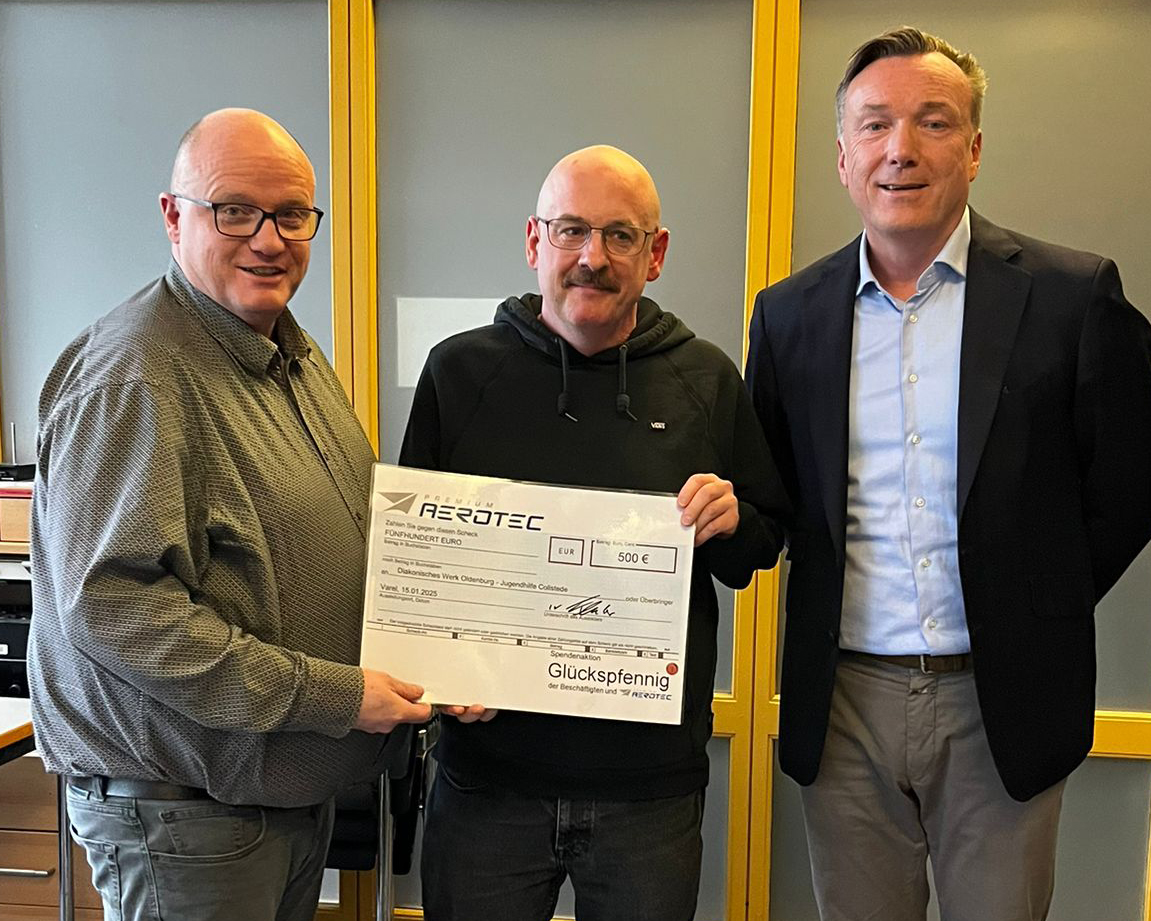Einrichtungsleiter Jan Praßel und Gruppenleiter Til Wascheck freuen sich über die Unterstützung für die Skifreizeit durch Premium Aerotec, die von Stefan Flenker berreicht wurde. Foto: privat